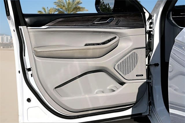 Thumbnail: 2022 Jeep Grand Cherokee - 25