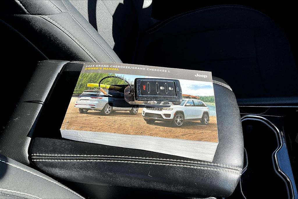 Thumbnail: 2023 Jeep Grand Cherokee L - 21