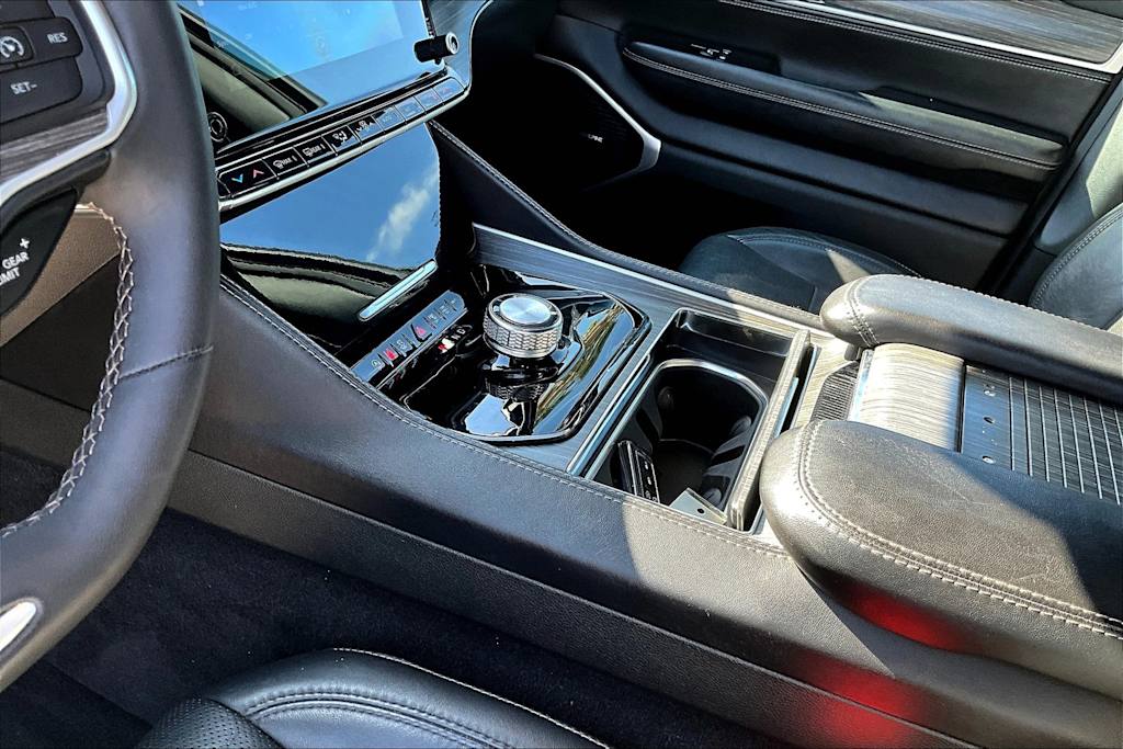 Thumbnail: 2023 Jeep Wagoneer - 16