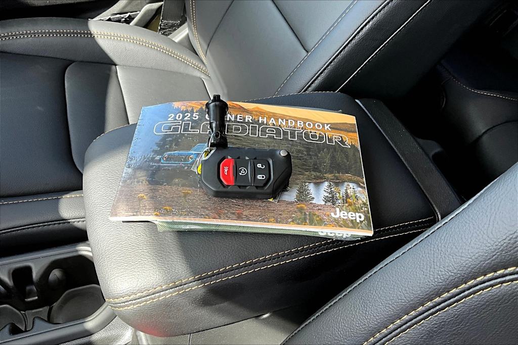 Thumbnail: 2025 Jeep Gladiator - 21