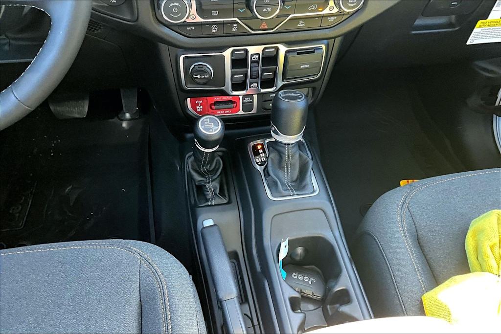 Thumbnail: 2025 Jeep Gladiator - 16