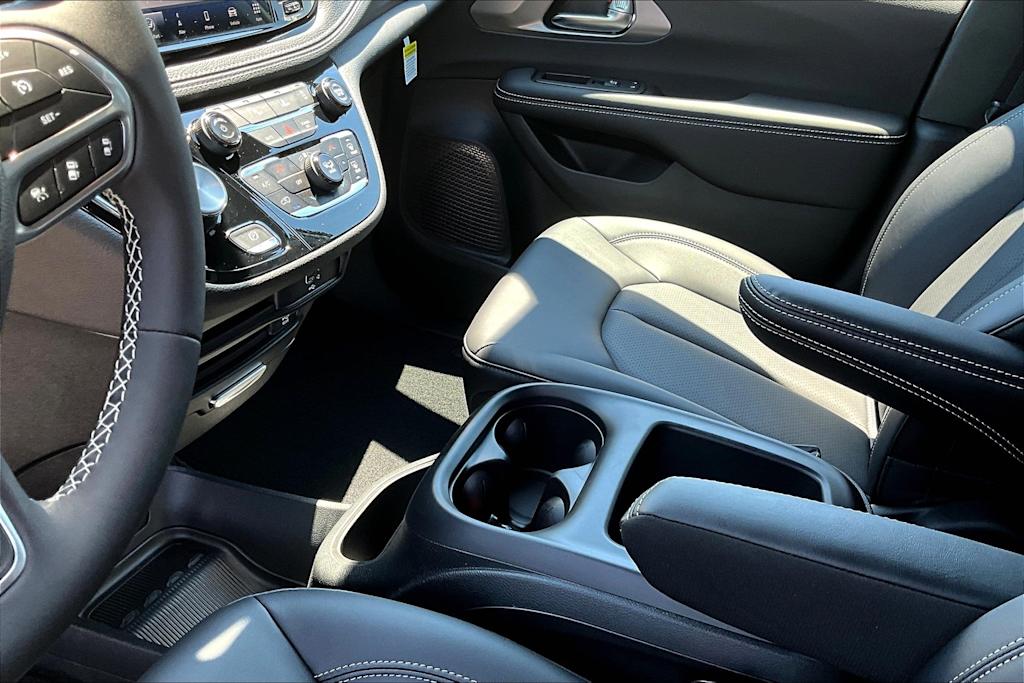 Thumbnail: 2026 Chrysler Pacifica - 16