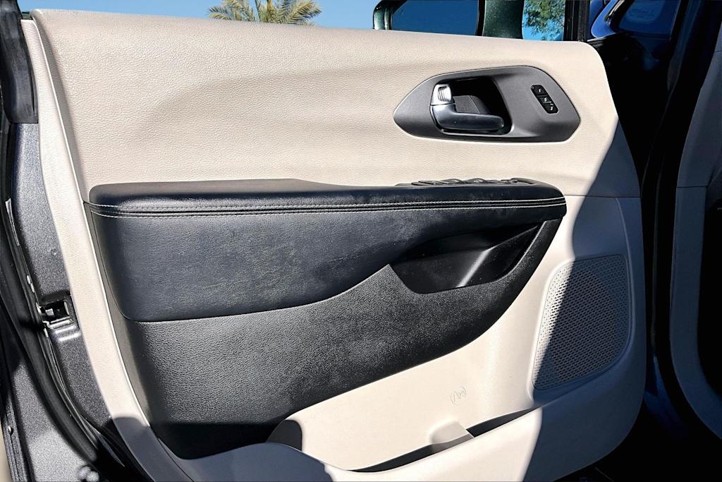 Thumbnail: 2022 Chrysler Pacifica - 25