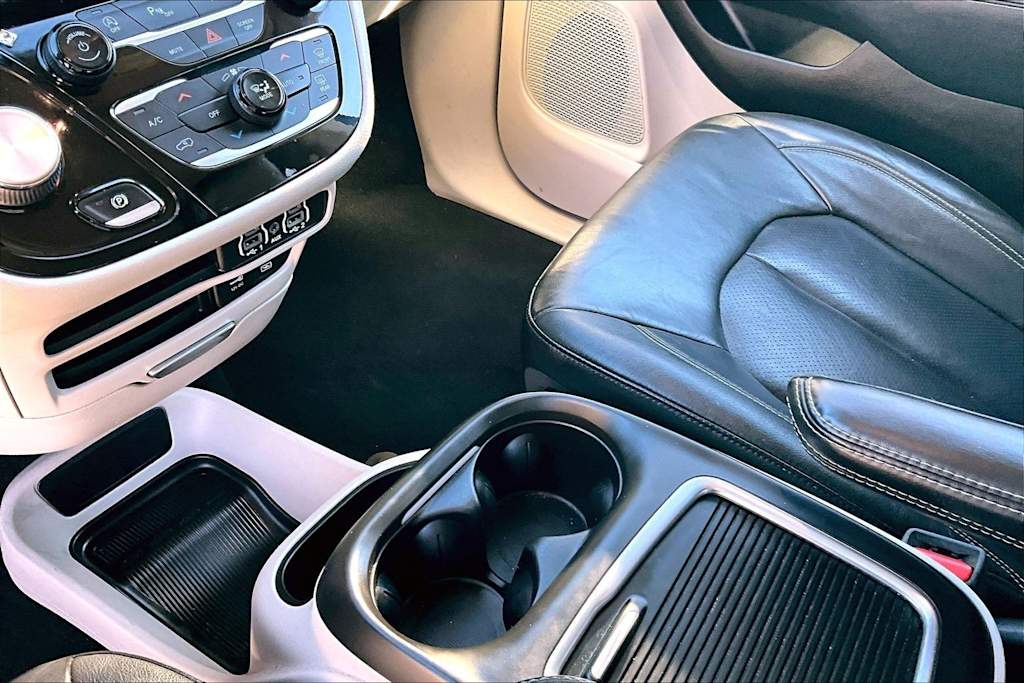 Thumbnail: 2022 Chrysler Pacifica - 18