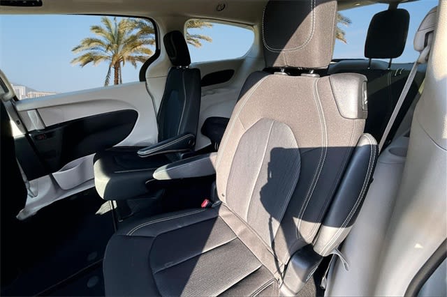 Thumbnail: 2022 Chrysler Voyager - 18