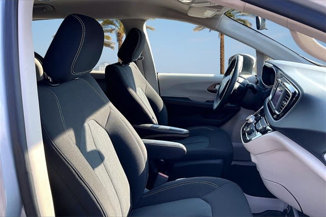 Thumbnail: 2022 Chrysler Voyager - 11