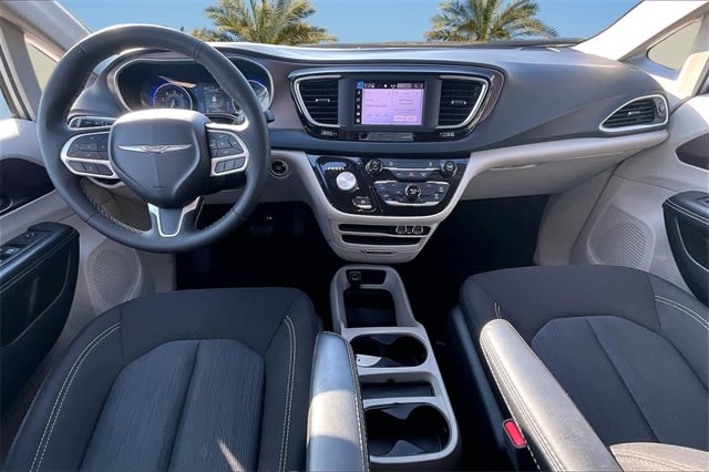 Thumbnail: 2022 Chrysler Voyager - 9