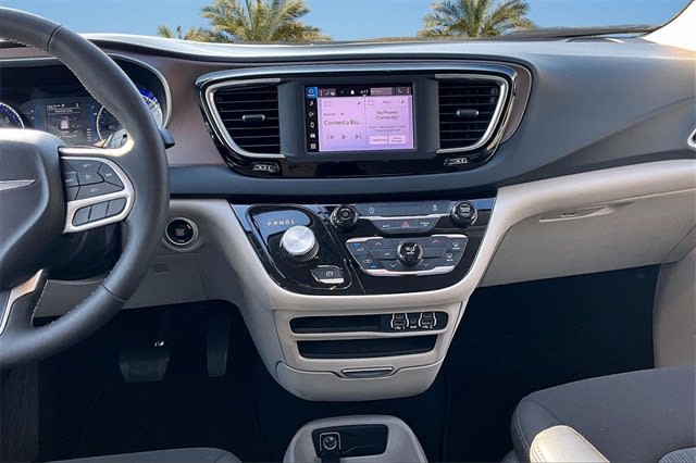 Thumbnail: 2022 Chrysler Voyager - 14