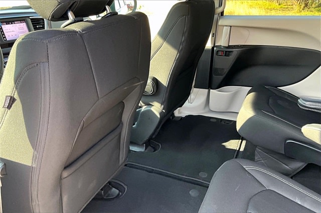 Thumbnail: 2022 Chrysler Voyager - 12