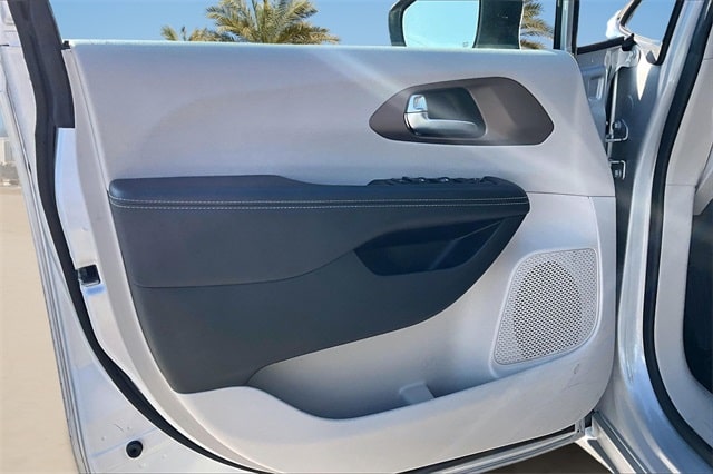 Thumbnail: 2022 Chrysler Voyager - 25