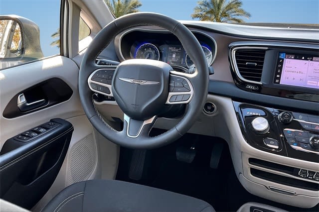 Thumbnail: 2022 Chrysler Voyager - 13