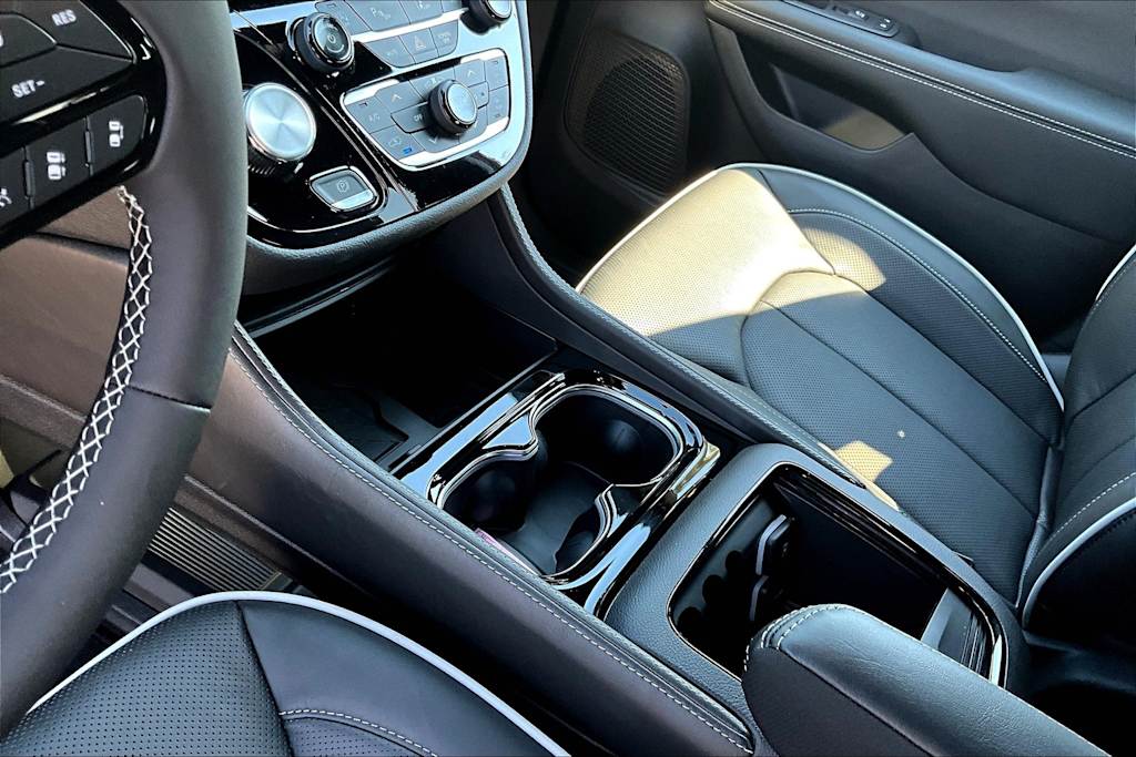 Thumbnail: 2026 Chrysler Pacifica - 15