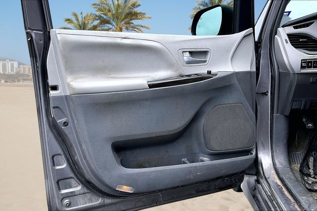 Thumbnail: 2019 Toyota Sienna - 15
