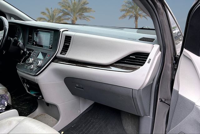 Thumbnail: 2019 Toyota Sienna - 9