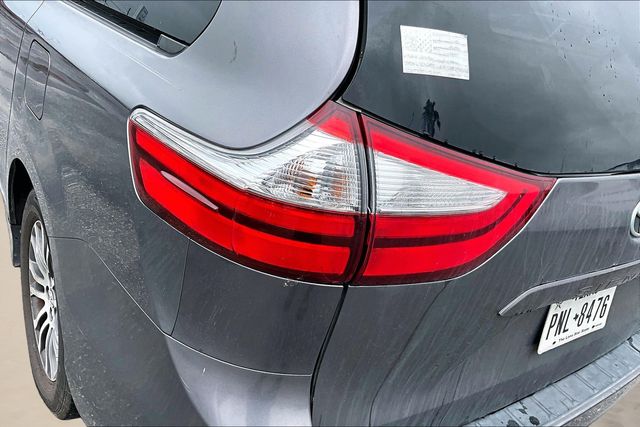 Thumbnail: 2019 Toyota Sienna - 18