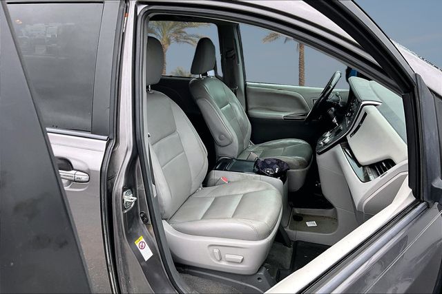 Thumbnail: 2019 Toyota Sienna - 10