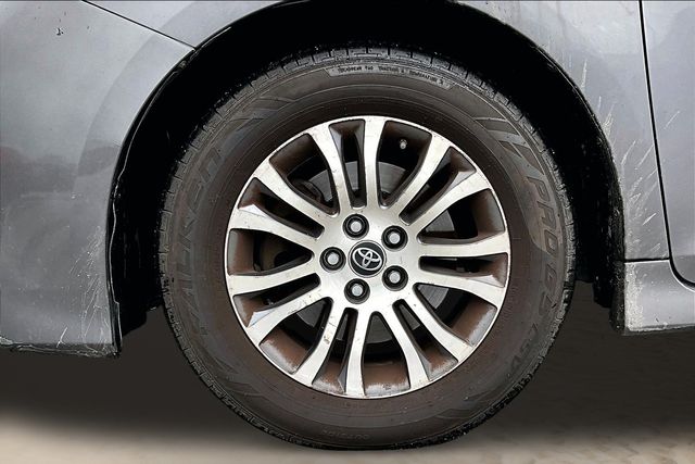 Thumbnail: 2019 Toyota Sienna - 8
