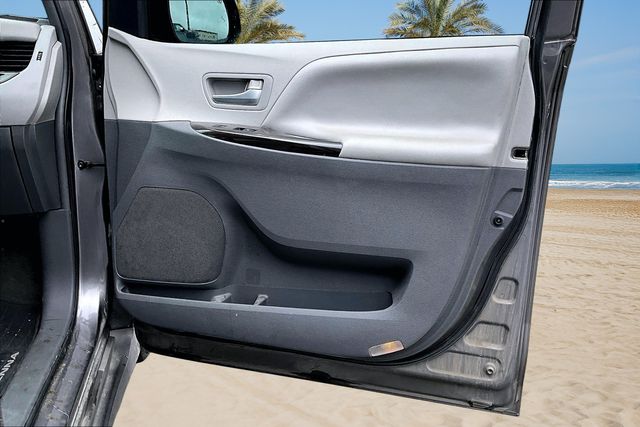 Thumbnail: 2019 Toyota Sienna - 16