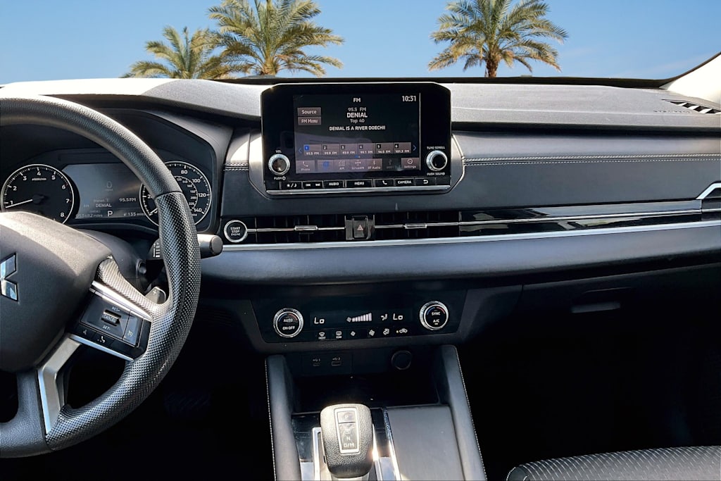 2022 Mitsubishi Outlander ES 13