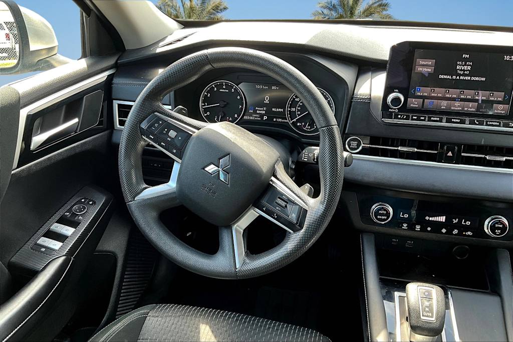 2022 Mitsubishi Outlander ES 9