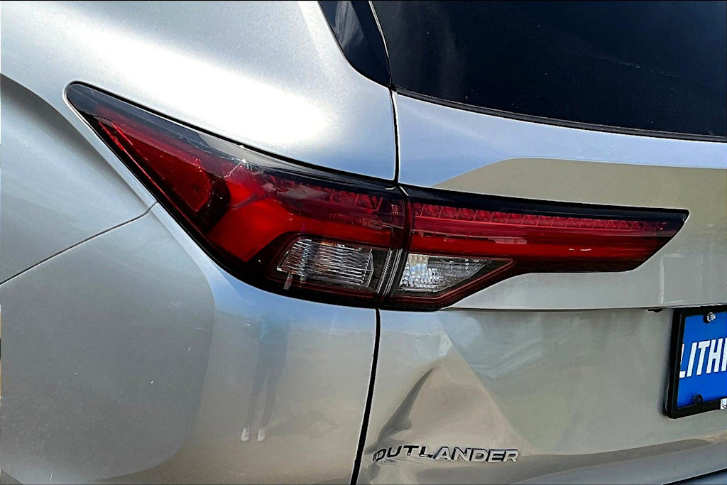 2022 Mitsubishi Outlander ES 27