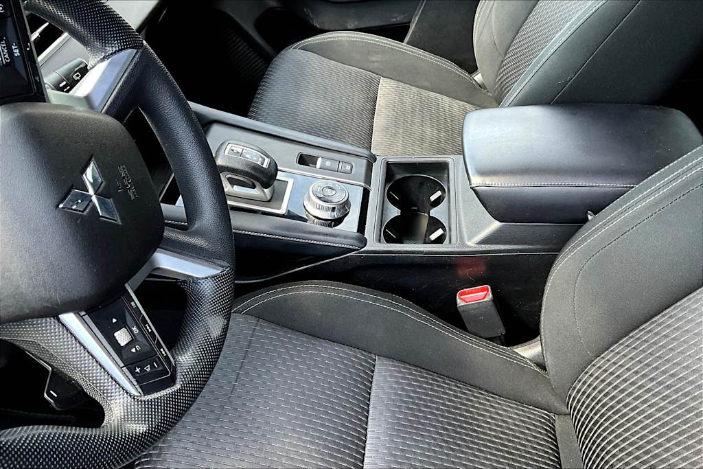 2022 Mitsubishi Outlander ES 11