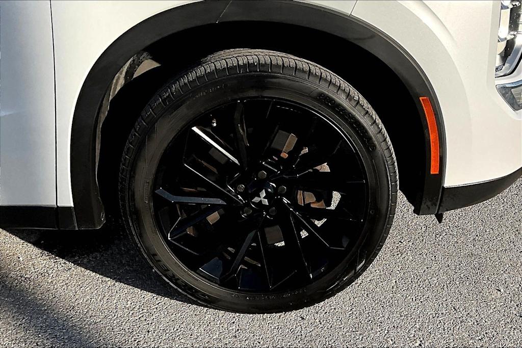 Thumbnail: 2022 Mitsubishi Outlander - 32