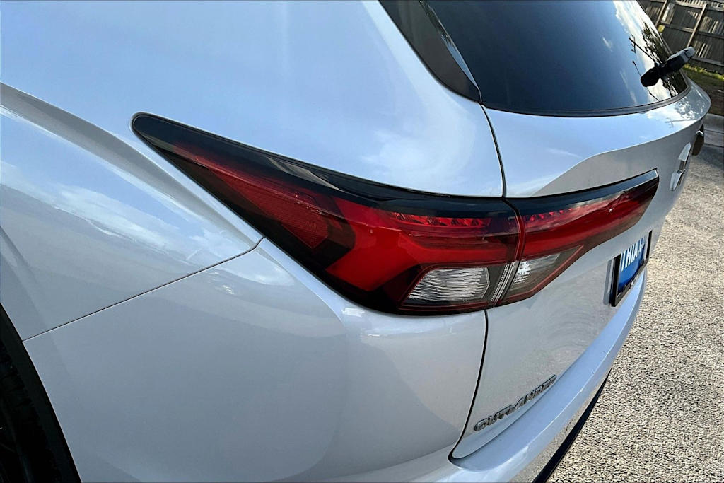 Thumbnail: 2022 Mitsubishi Outlander - 30