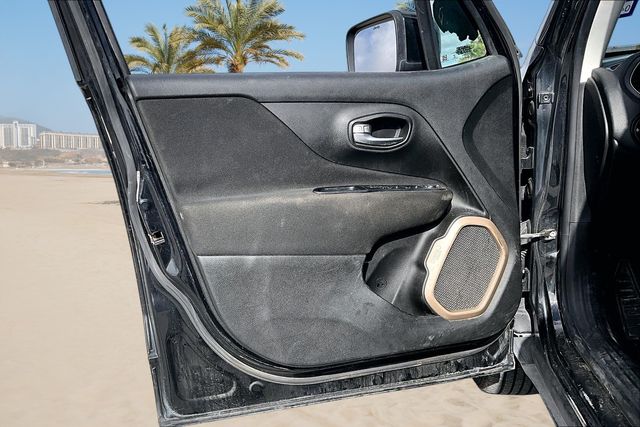 Thumbnail: 2017 Jeep Renegade - 17
