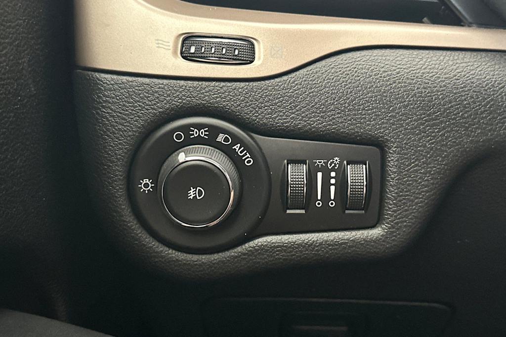 Thumbnail: 2017 Jeep Cherokee - 32
