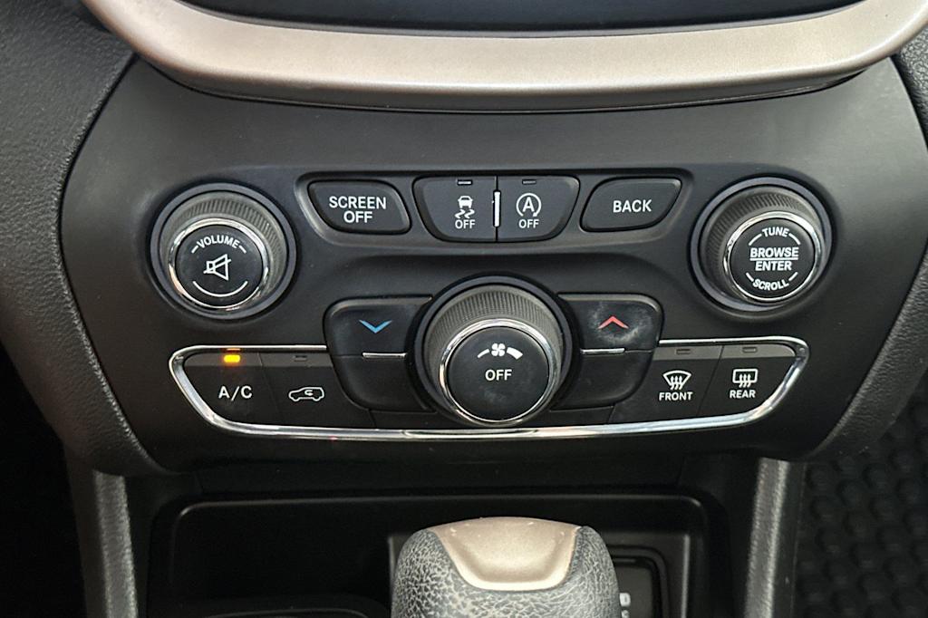 Thumbnail: 2017 Jeep Cherokee - 24