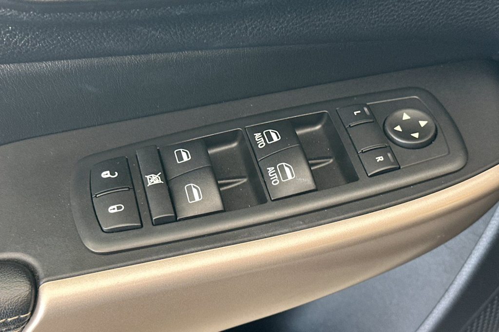Thumbnail: 2017 Jeep Cherokee - 21