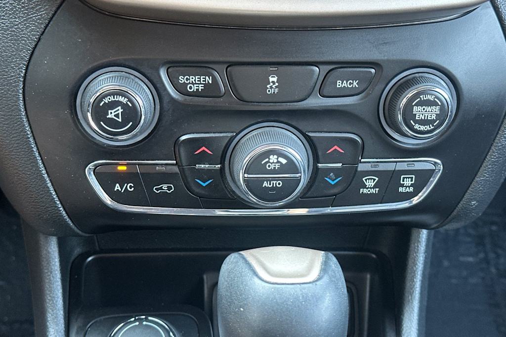 Thumbnail: 2016 Jeep Cherokee - 26