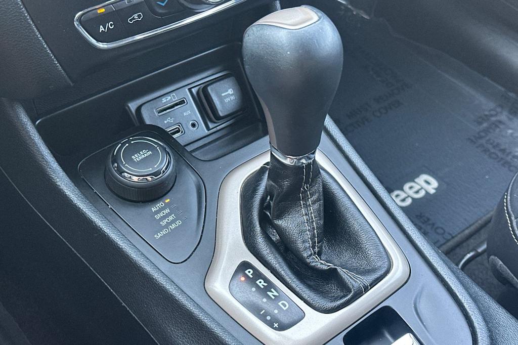 Thumbnail: 2016 Jeep Cherokee - 13