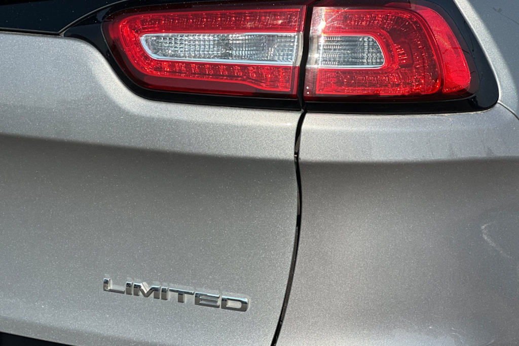Thumbnail: 2016 Jeep Cherokee - 32
