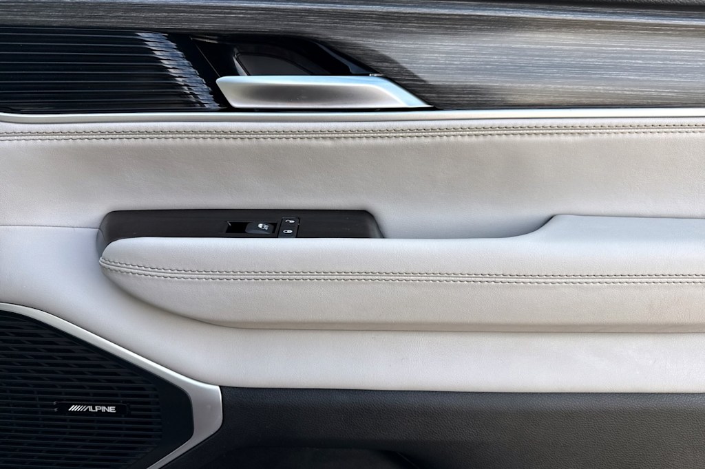 Thumbnail: 2023 Jeep Wagoneer - 23