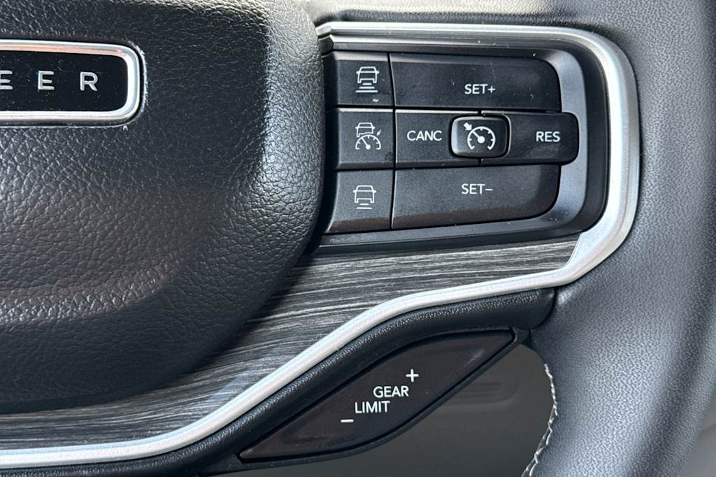 Thumbnail: 2023 Jeep Wagoneer - 32