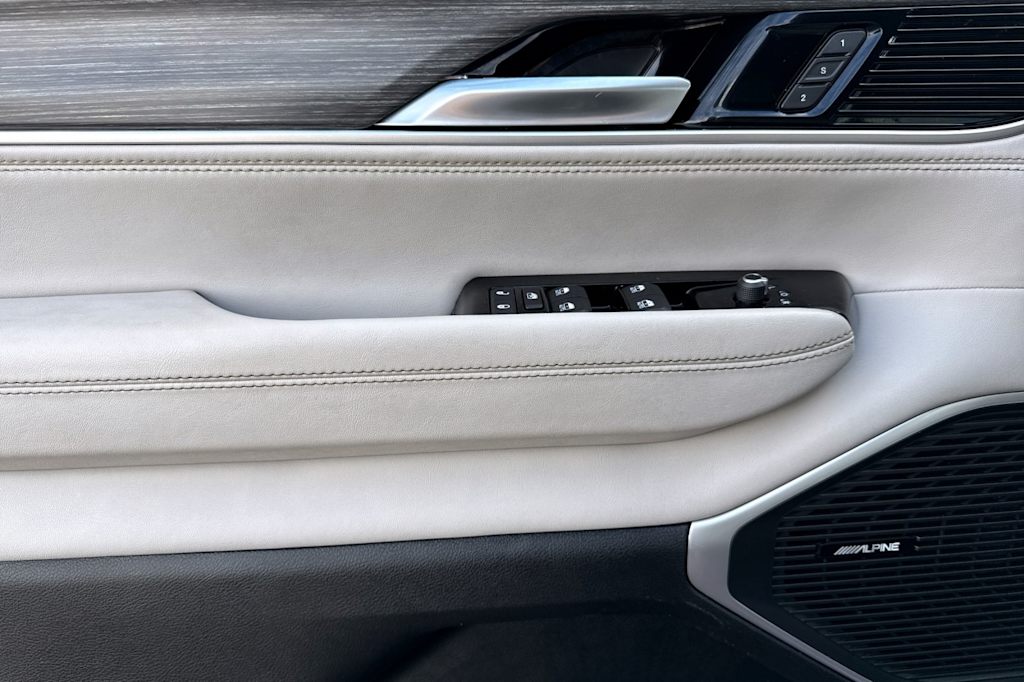 Thumbnail: 2023 Jeep Wagoneer - 19