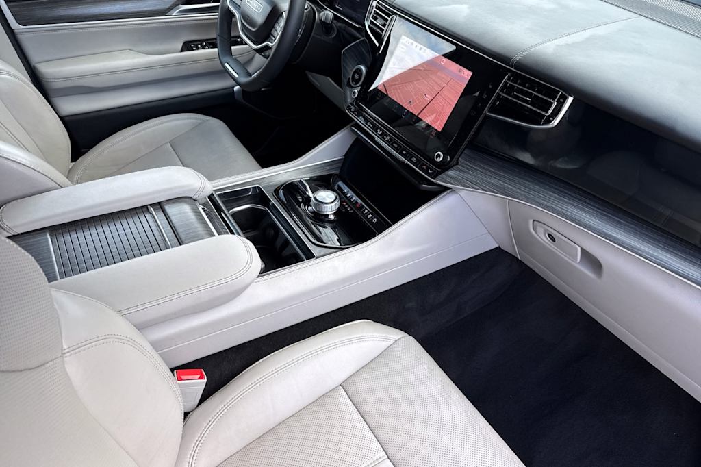 Thumbnail: 2023 Jeep Wagoneer - 21