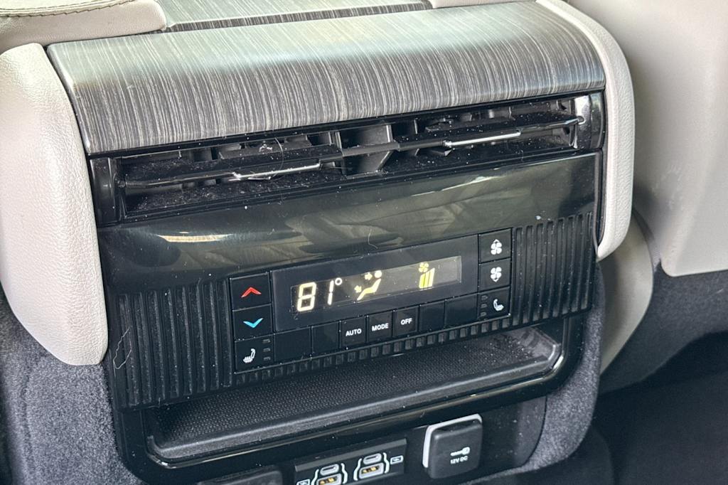 Thumbnail: 2023 Jeep Wagoneer - 11