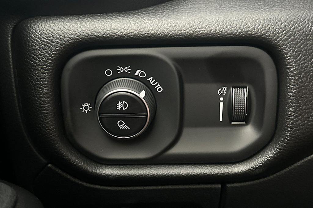 Thumbnail: 2026 RAM 1500 - 32