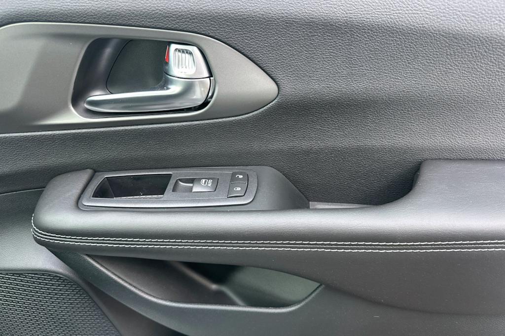 Thumbnail: 2027 Chrysler Pacifica - 25