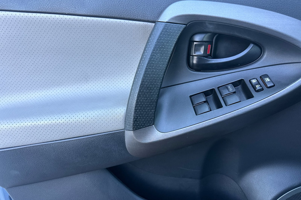 Thumbnail: 2012 Toyota RAV4 - 19