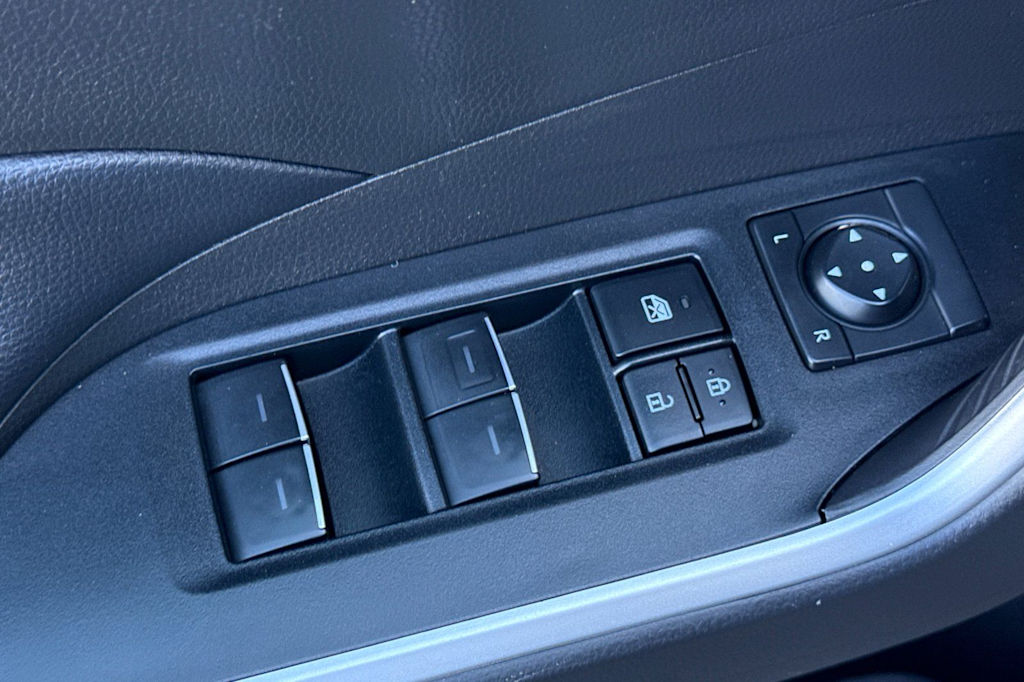 Thumbnail: 2022 Toyota RAV4 - 23