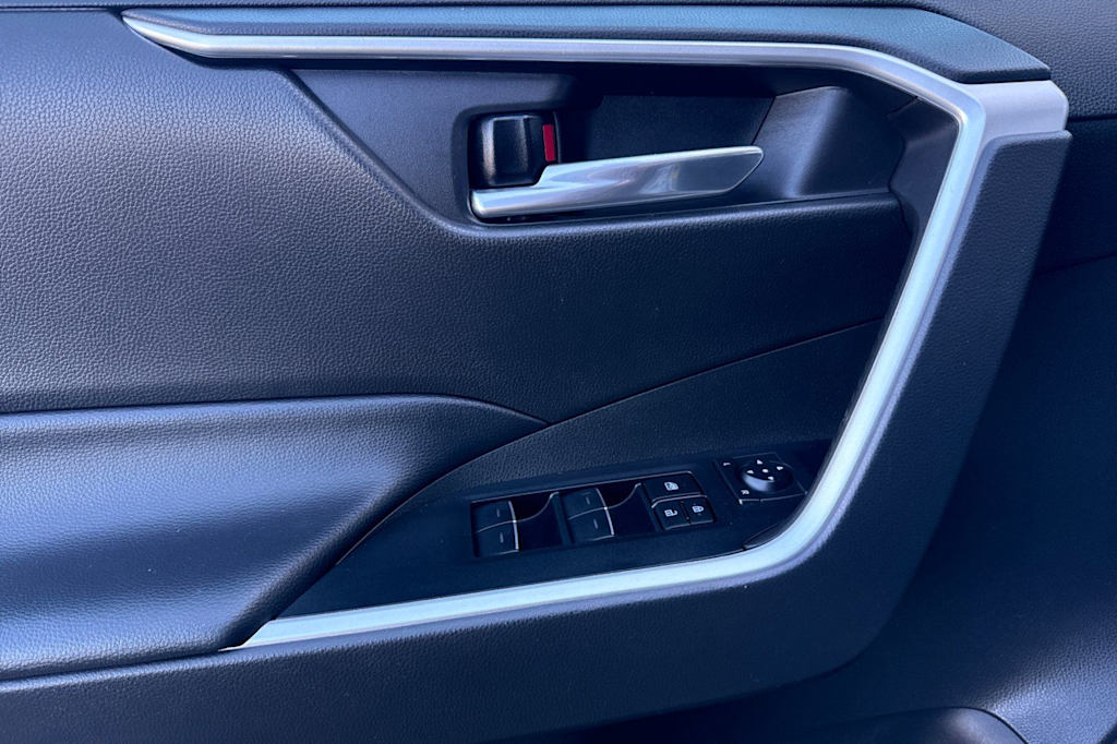 Thumbnail: 2022 Toyota RAV4 - 22