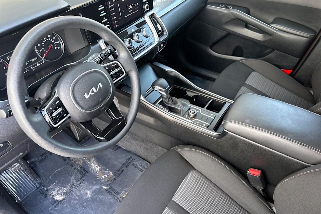 Thumbnail: 2023 Kia Sorento - 8