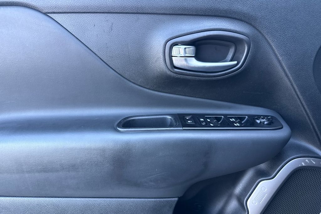 Thumbnail: 2022 Jeep Renegade - 21