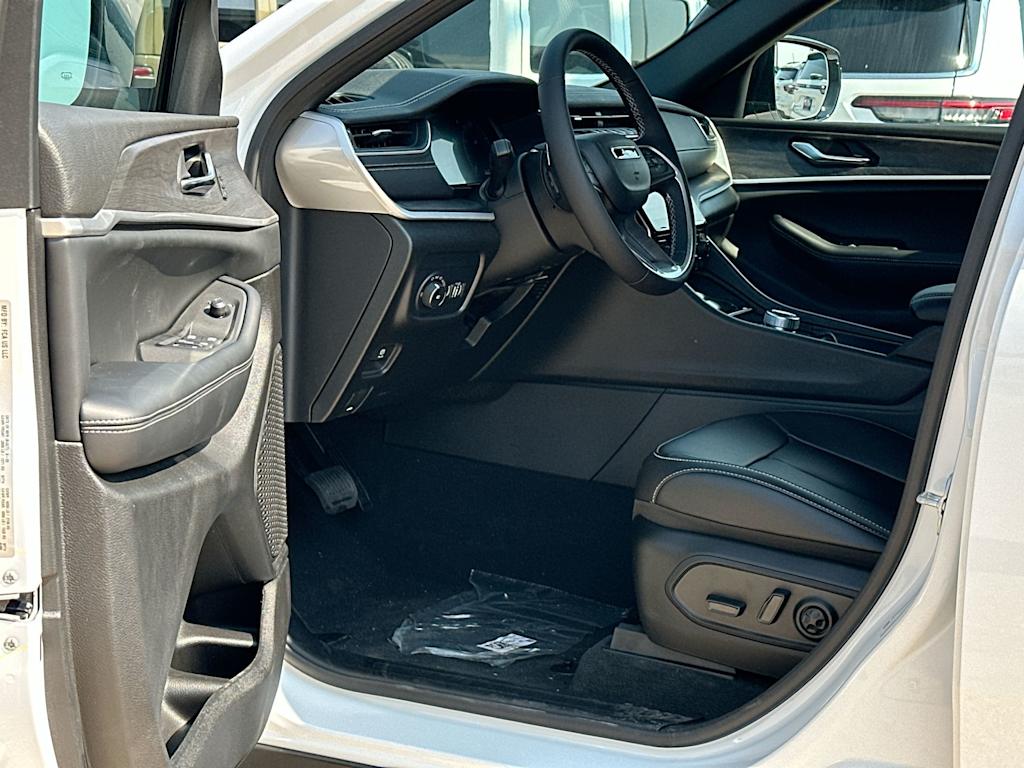 Thumbnail: 2025 Jeep Grand Cherokee - 25