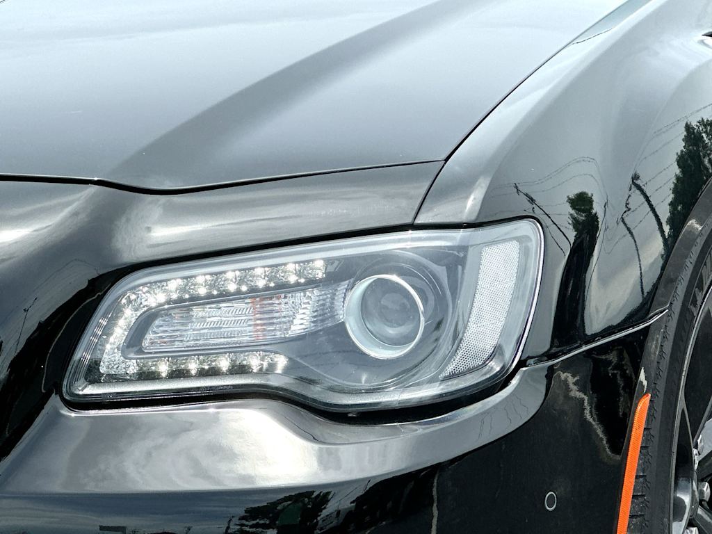 Thumbnail: 2022 Chrysler 300 - 23