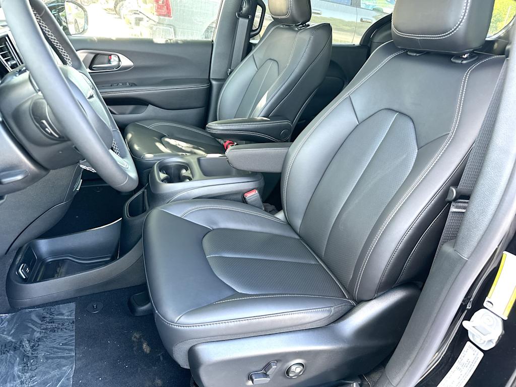 Thumbnail: 2026 Chrysler Pacifica - 10